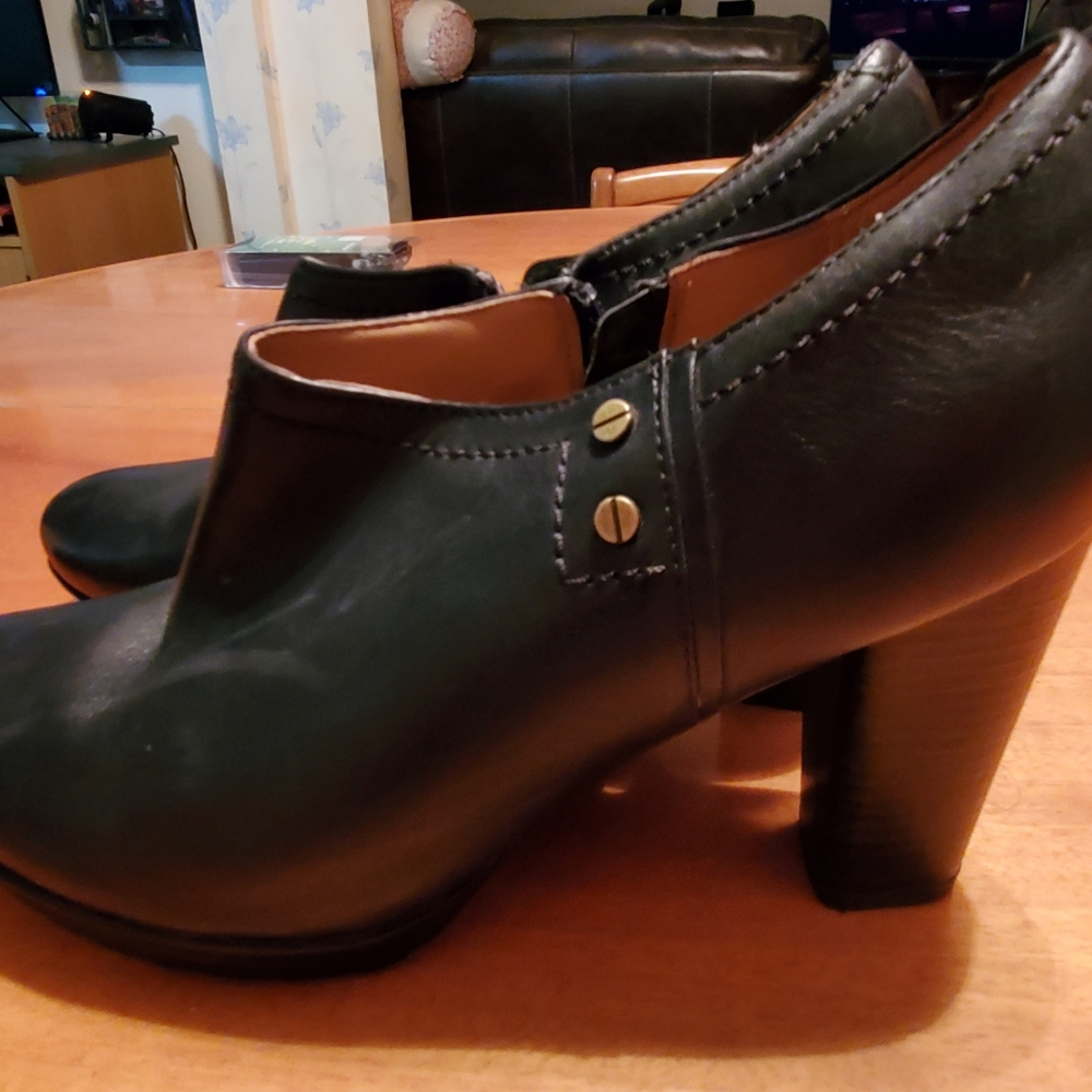 CLARKS ARTISAN leather booties size 9 -never worn